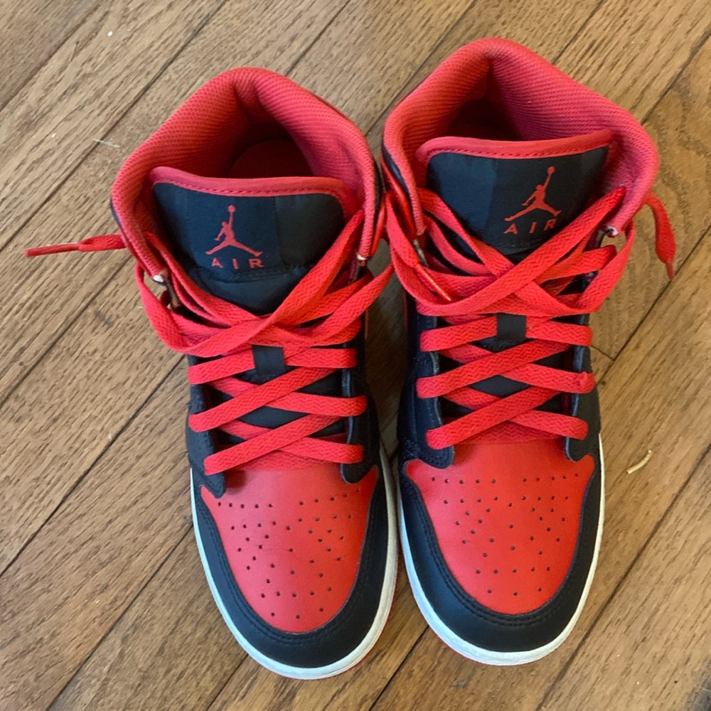 Kids jordan’s mid 1